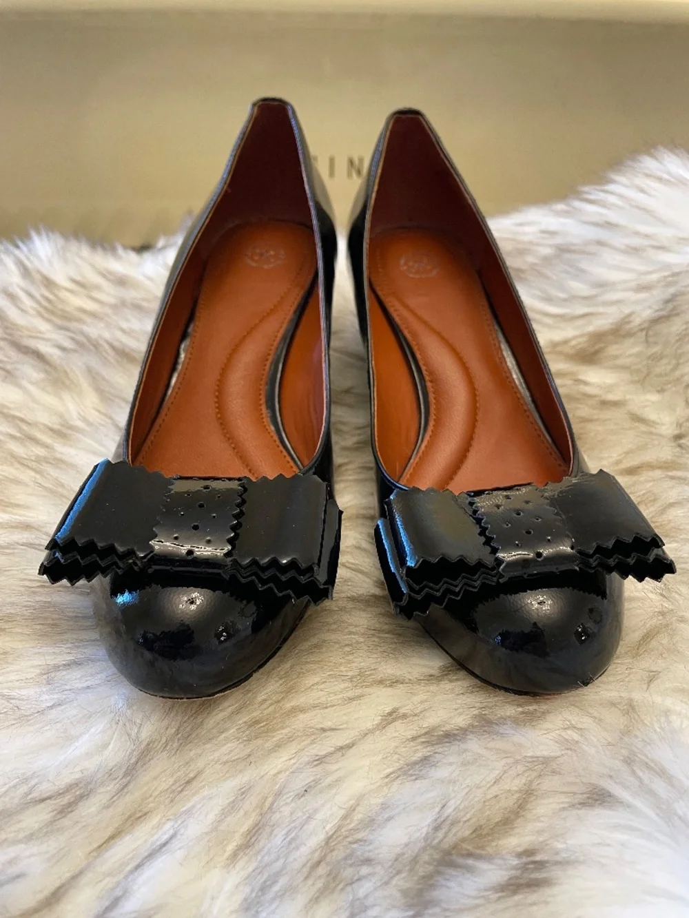 Johnston & Murphy Black Patent Leather Bow Pumps – Size 6M